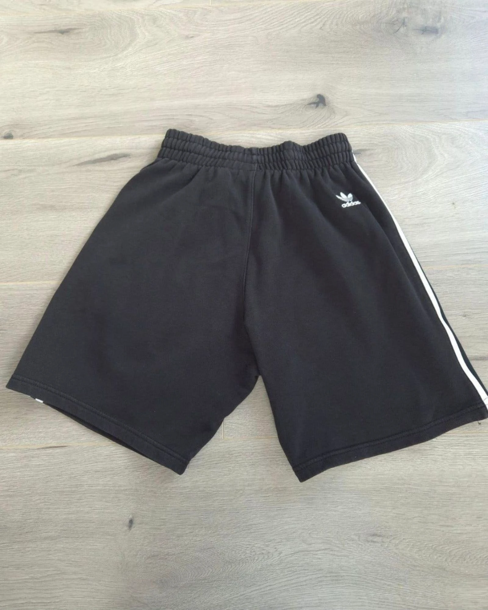Adidas Originals Short de survêtement noir avec trois bandes et logo Trefoil - Taille S – photo 6